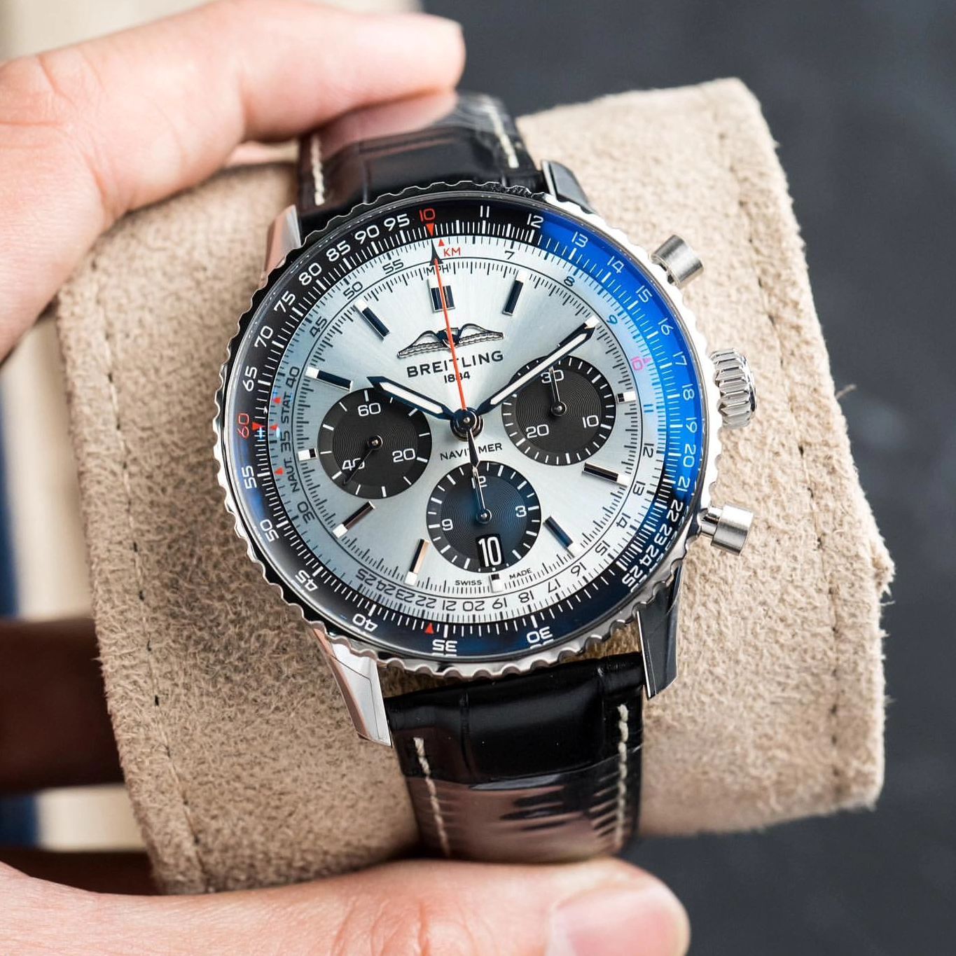 Jam Tangan Breitling Navitimer: Keindahan dan Ketepatan Waktu